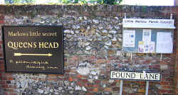 Queens Head Road Sign.JPG (329717 byte)