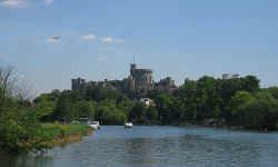 Windsor Castle and Qantas B747 seen from river Thames.JPG (196912 byte)